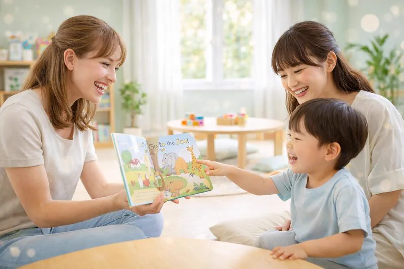 家族でカードゲームをしながら英語を学ぶ様子