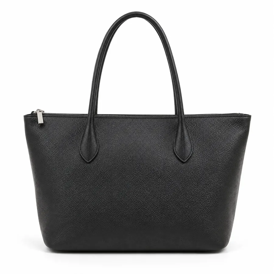 金具の付いた黒革のトートバッグ