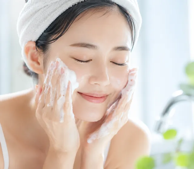洗顔をする女性