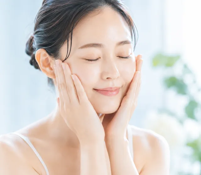 ハンドプレスで顔になじませる女性