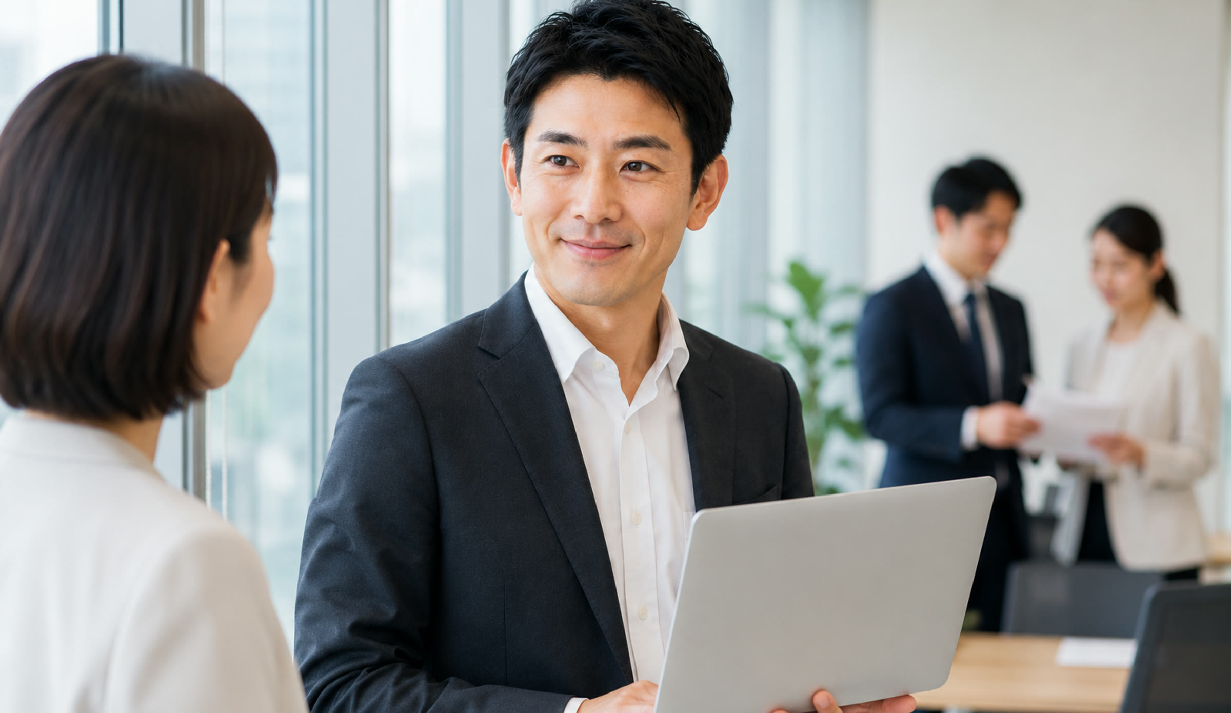 オフィスで働く法人営業 R.T.
