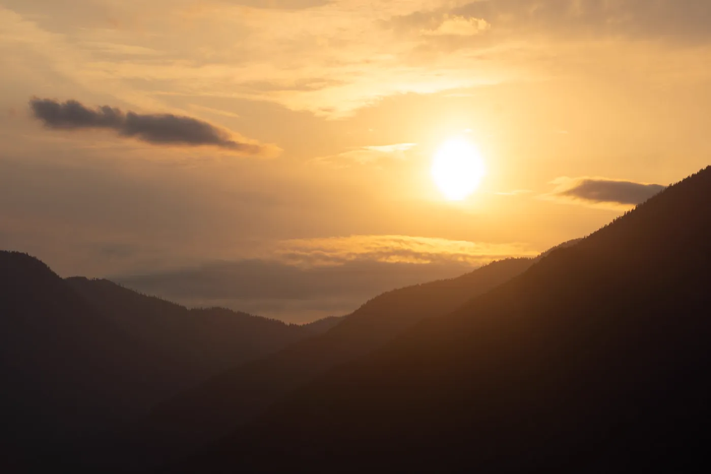 山並みに沈む夕日