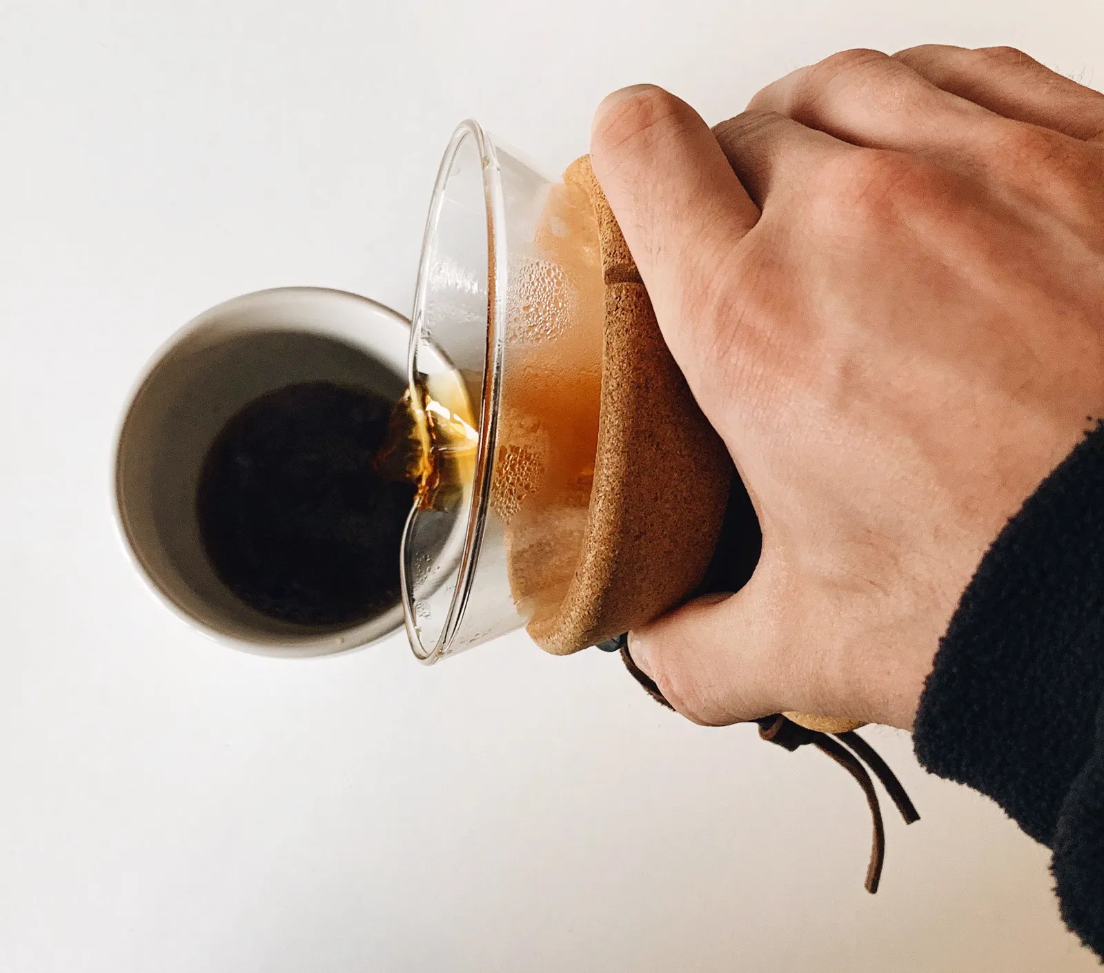 ケメックスからカップへコーヒーを注ぐ手元