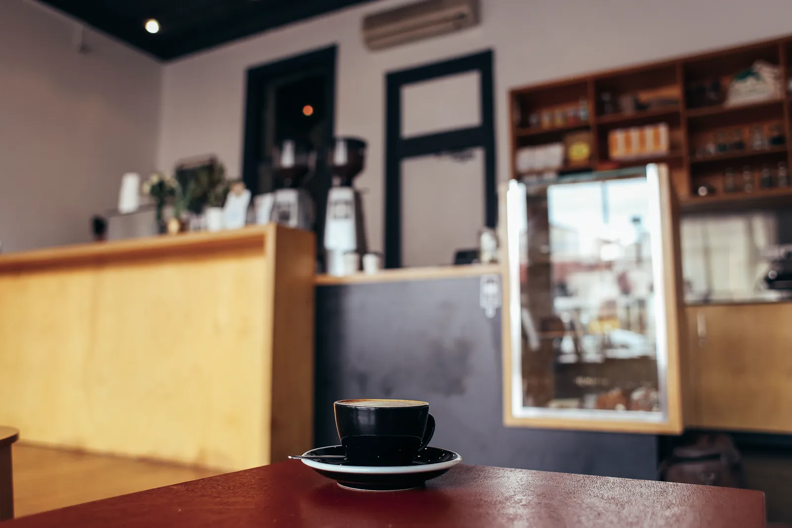 カウンター前のテーブルに置かれた一杯のコーヒー