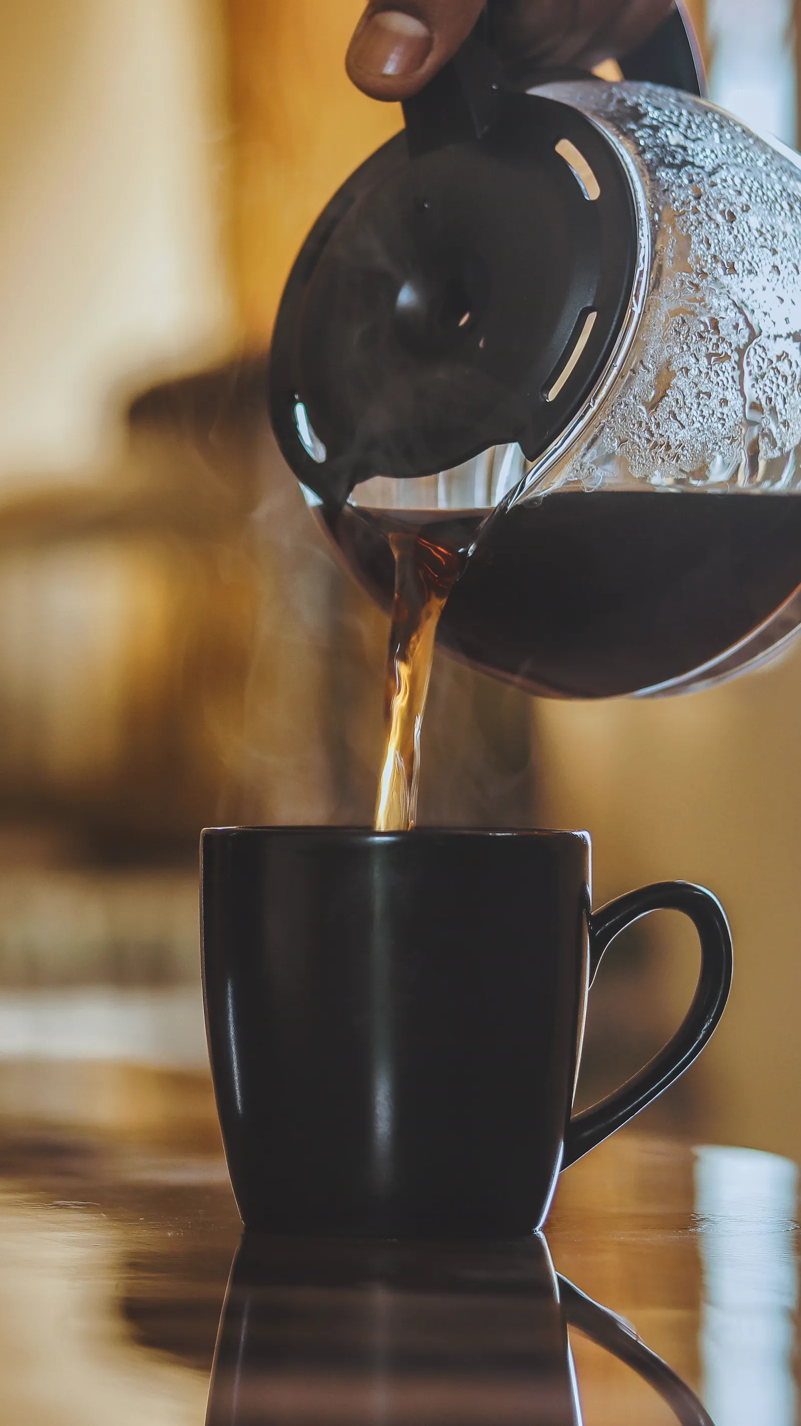 カップに注がれるハンドドリップのコーヒー