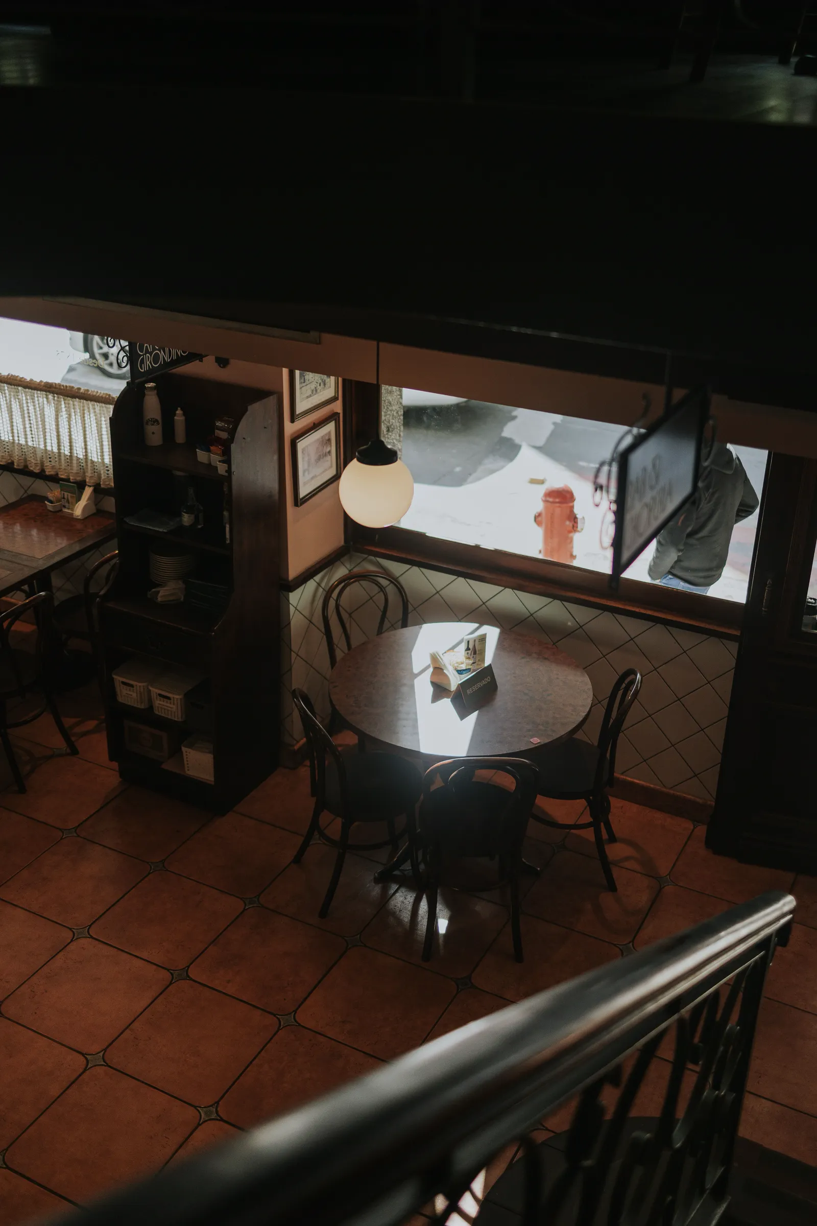CAFE AOKIの店内。木のテーブルと窓辺の席